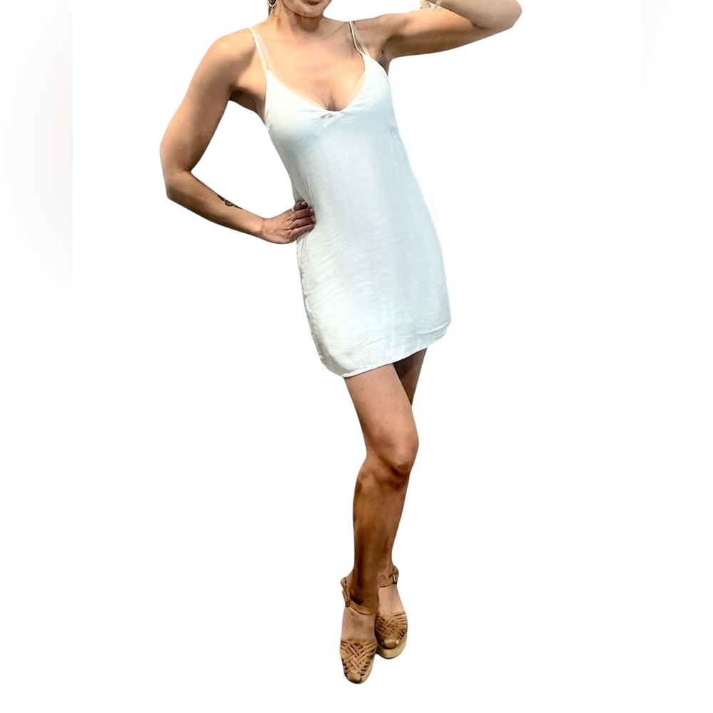 ๐จ๐๐๐๐๐๐๐๐ ๐๐๐๐๐จ๐๐๐๐๐๐๐ ๐๐๐๐
๐๐๐ ๐
๐๐๐ Vivienne Light Blue Slip Dress